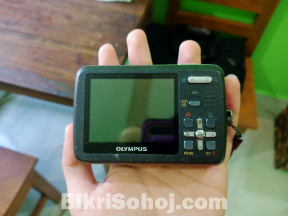 Olympus μ-550WP Waterproof Digital Camera (Broken/For Parts)
